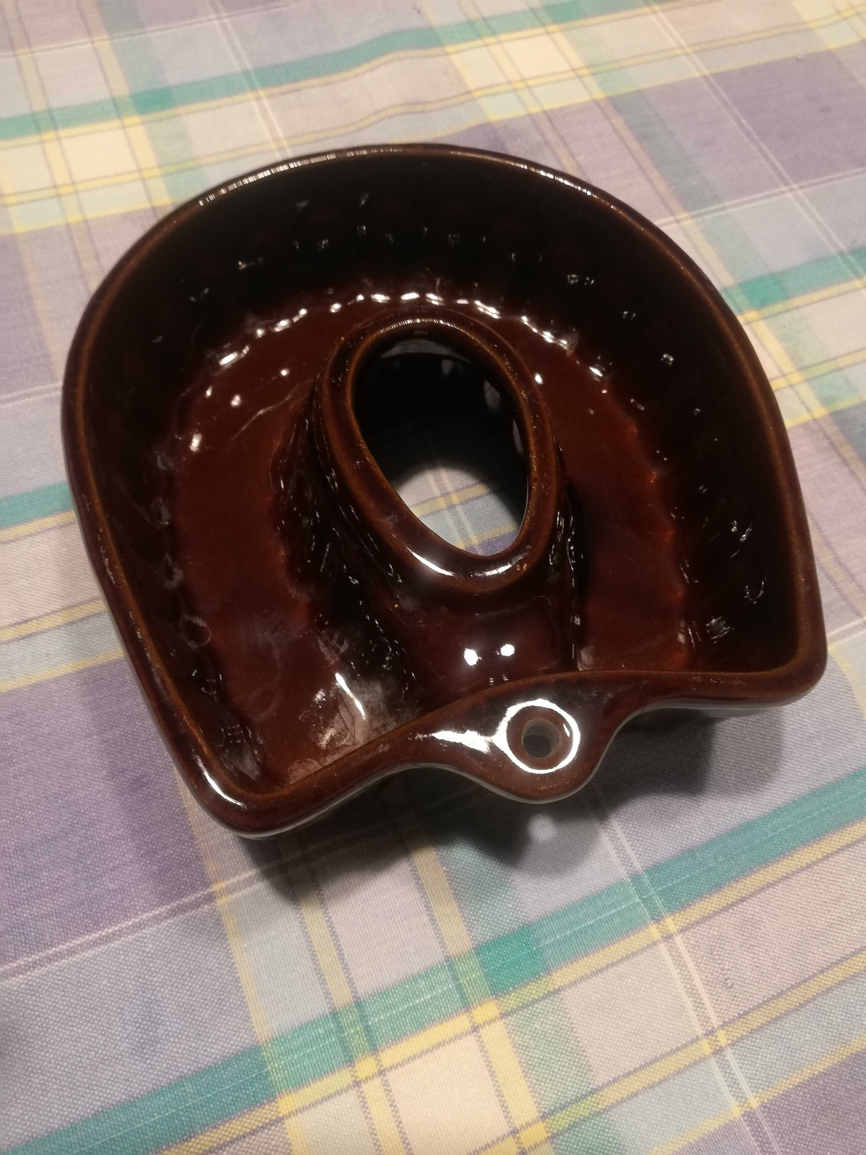 stara ceramiczna forma na babkę do pieczenia w kształcie podkowy