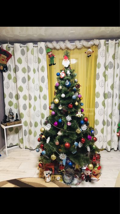 Ялинка сосна штучна з великим комплектом іграшок