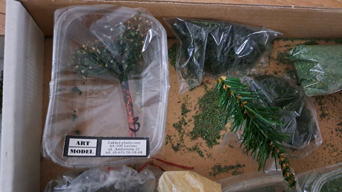 Akcesoria modelarskie do dioramy. Trawa,piasek,drzewka,drut kolczasty.