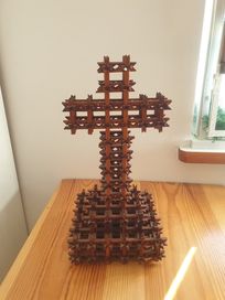 Stary Krzyż drewniany wykonany ze spinaczy