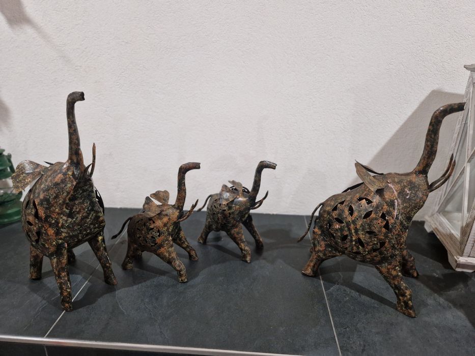 Castiçais em forma de elefante