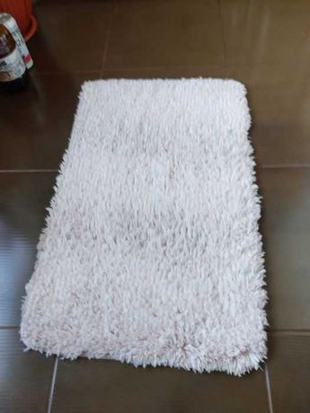 Пушистый коврик для ванной или туалета