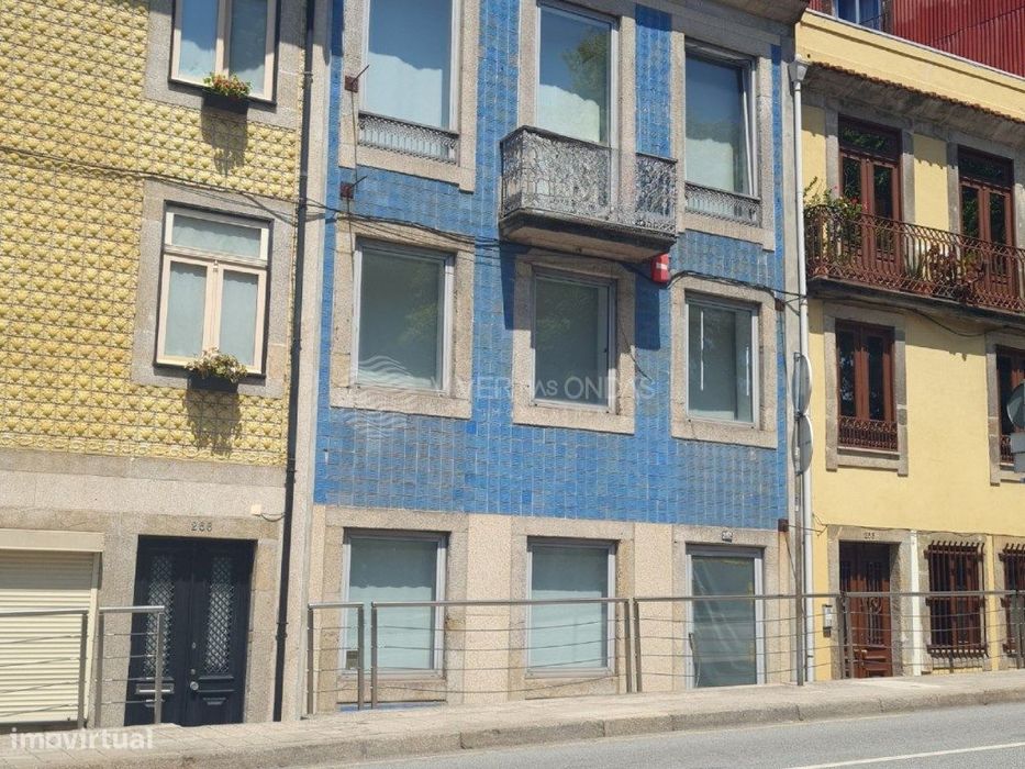 Prédio com 3 pisos, terraço e logradouro, em frente ao Palácio de C...