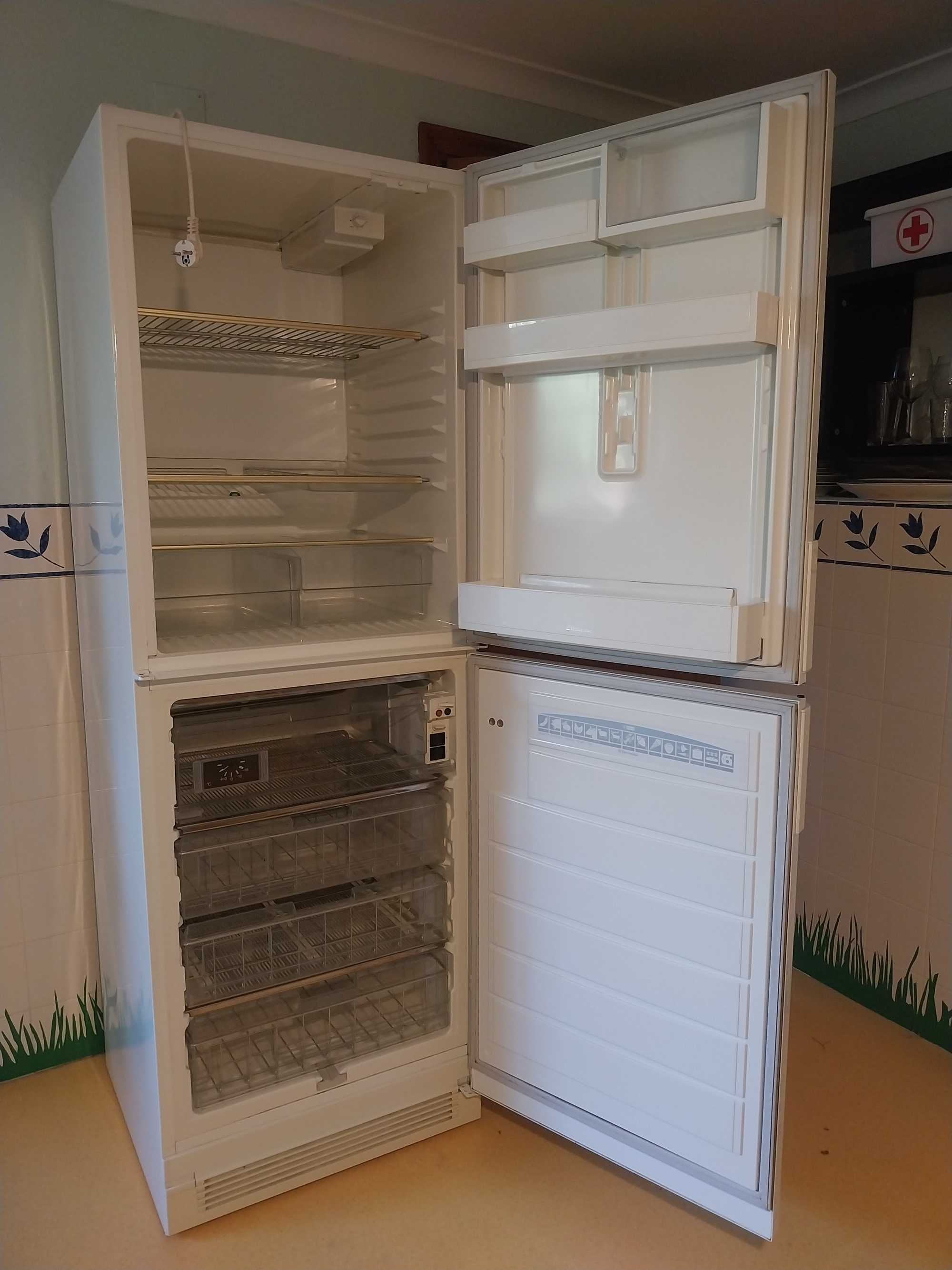 Frigorífico Electrolux combinado, congelador com 4 gavetas !