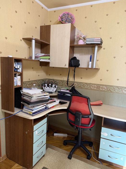 Компютерный стол с полочками