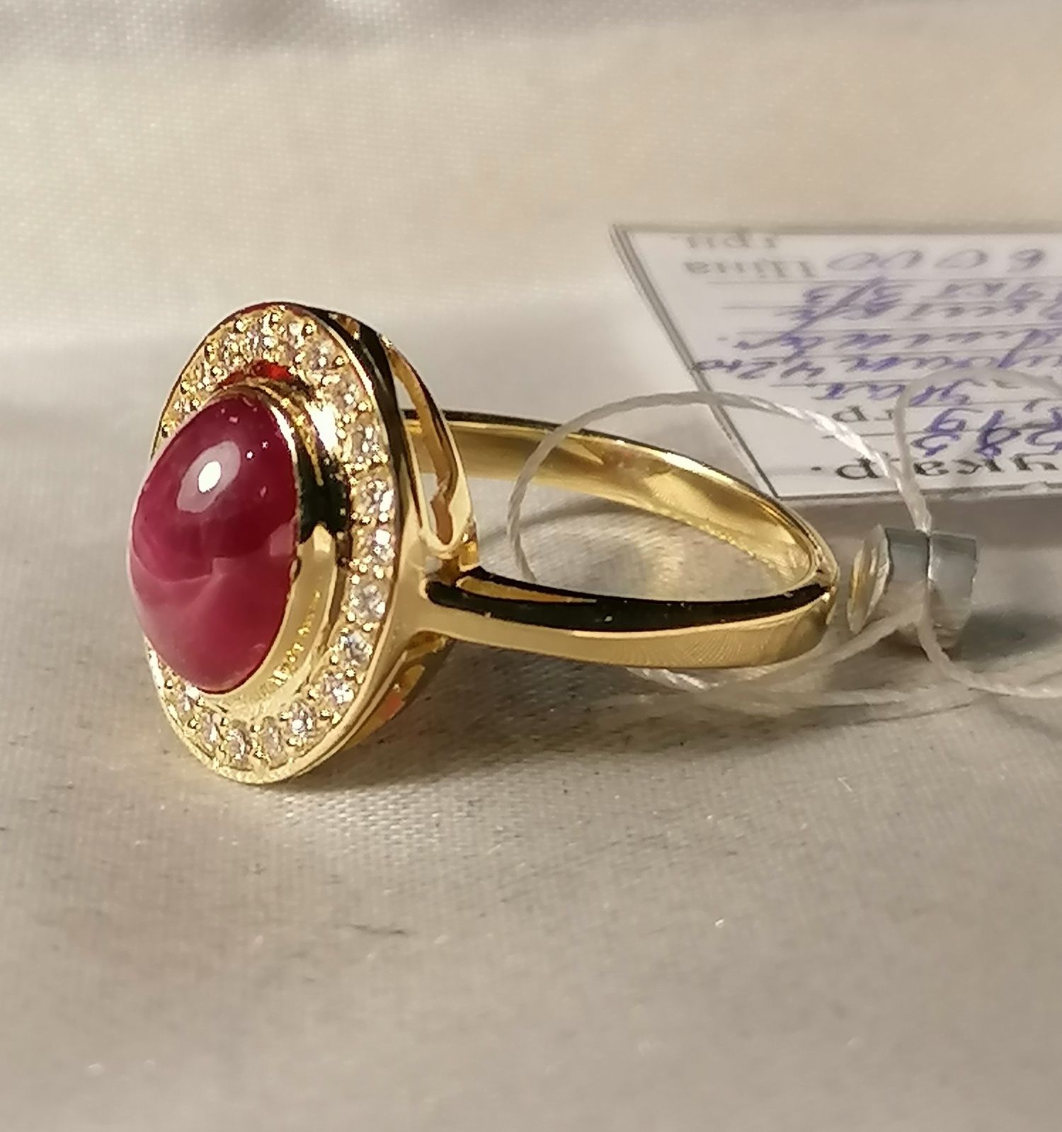 Золотое кольцо с натуральным звездчатым рубином и бриллиантами
