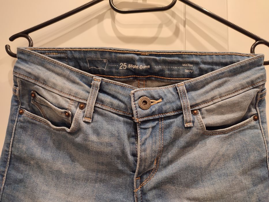 Niebieskie jeansy Levi's rozm 25