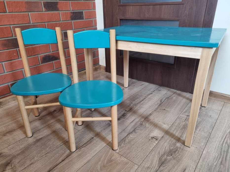 Stolik dziecięcy i krzesełka, komplet
