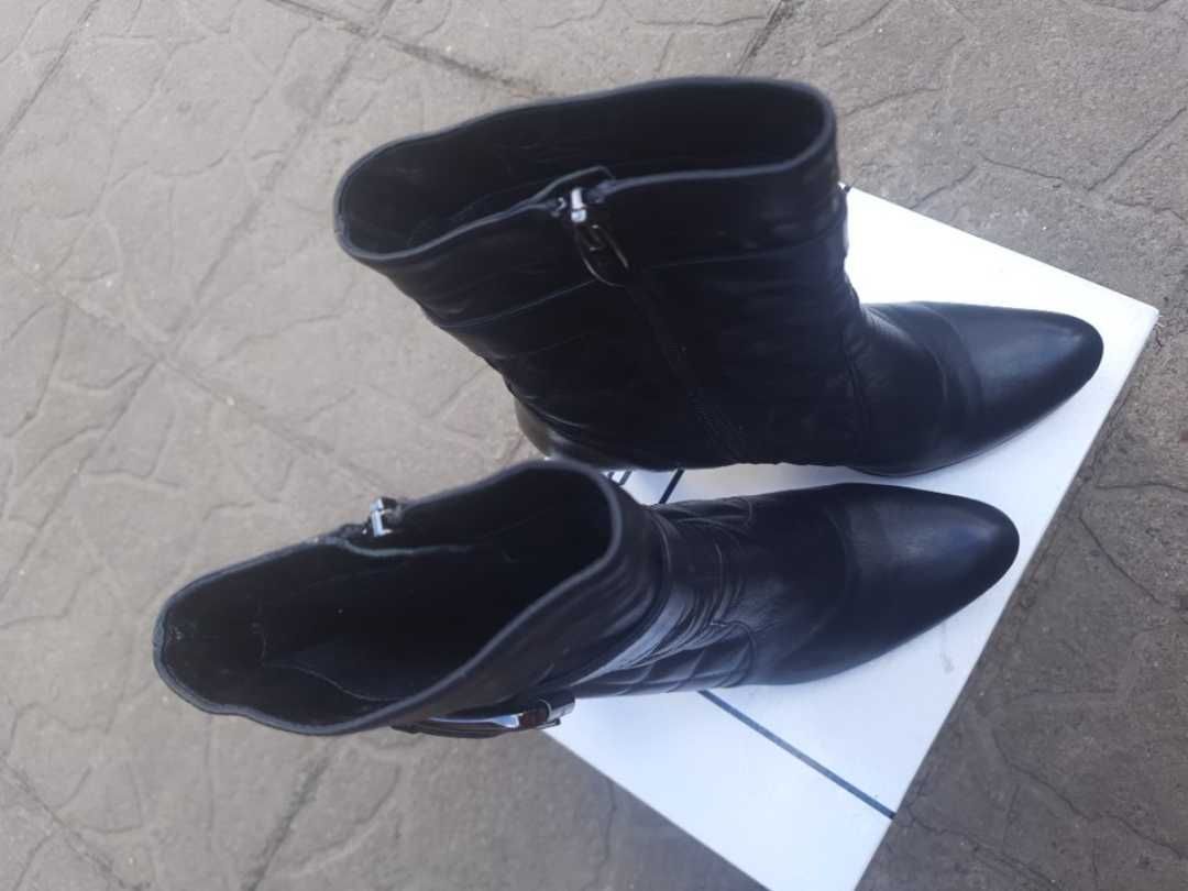 Шкіряні брендові чорні чобітки