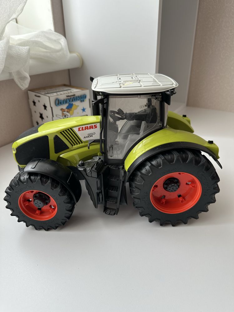 Трактор Bruder Claas Axion