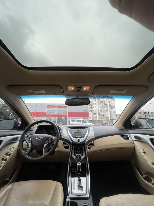 Hyundai Elantra 2012 (Aвтомат)