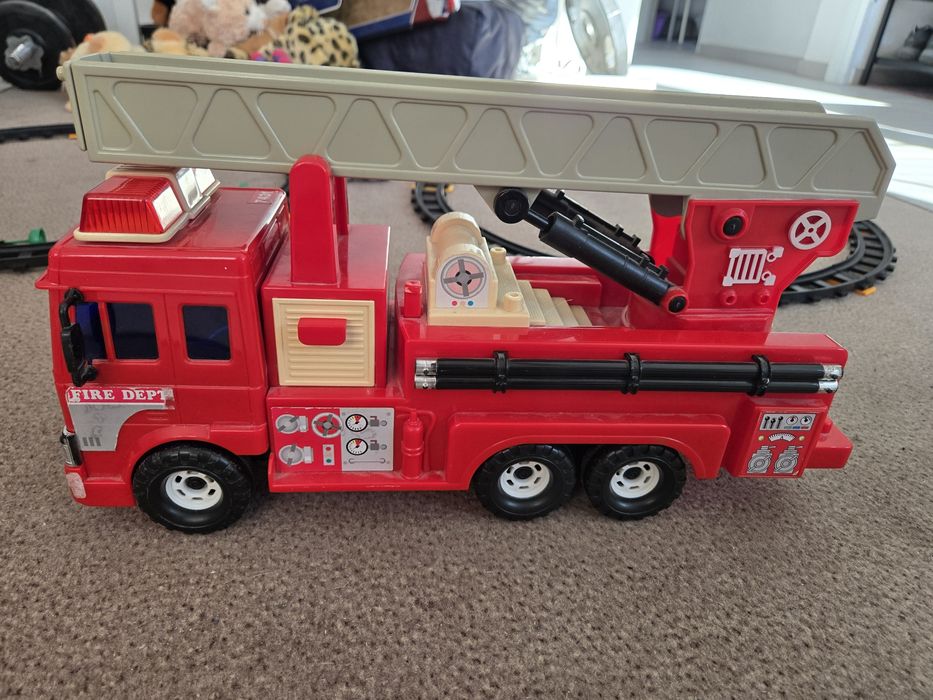 Wóz strażacki z długim ramieniem.