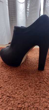 Sapatos altos pretos