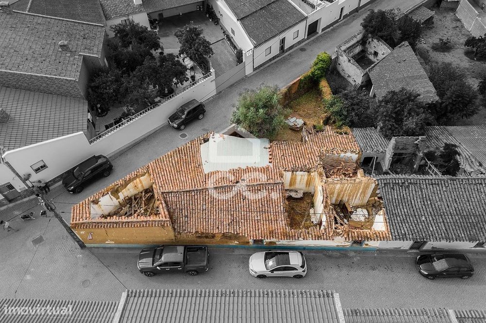 Moradia T3 em Ruína c/ Quintal | Santana, Évora