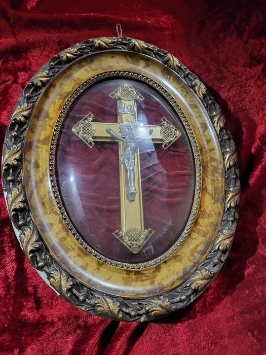 Stary krzyż w ramie za szkłem