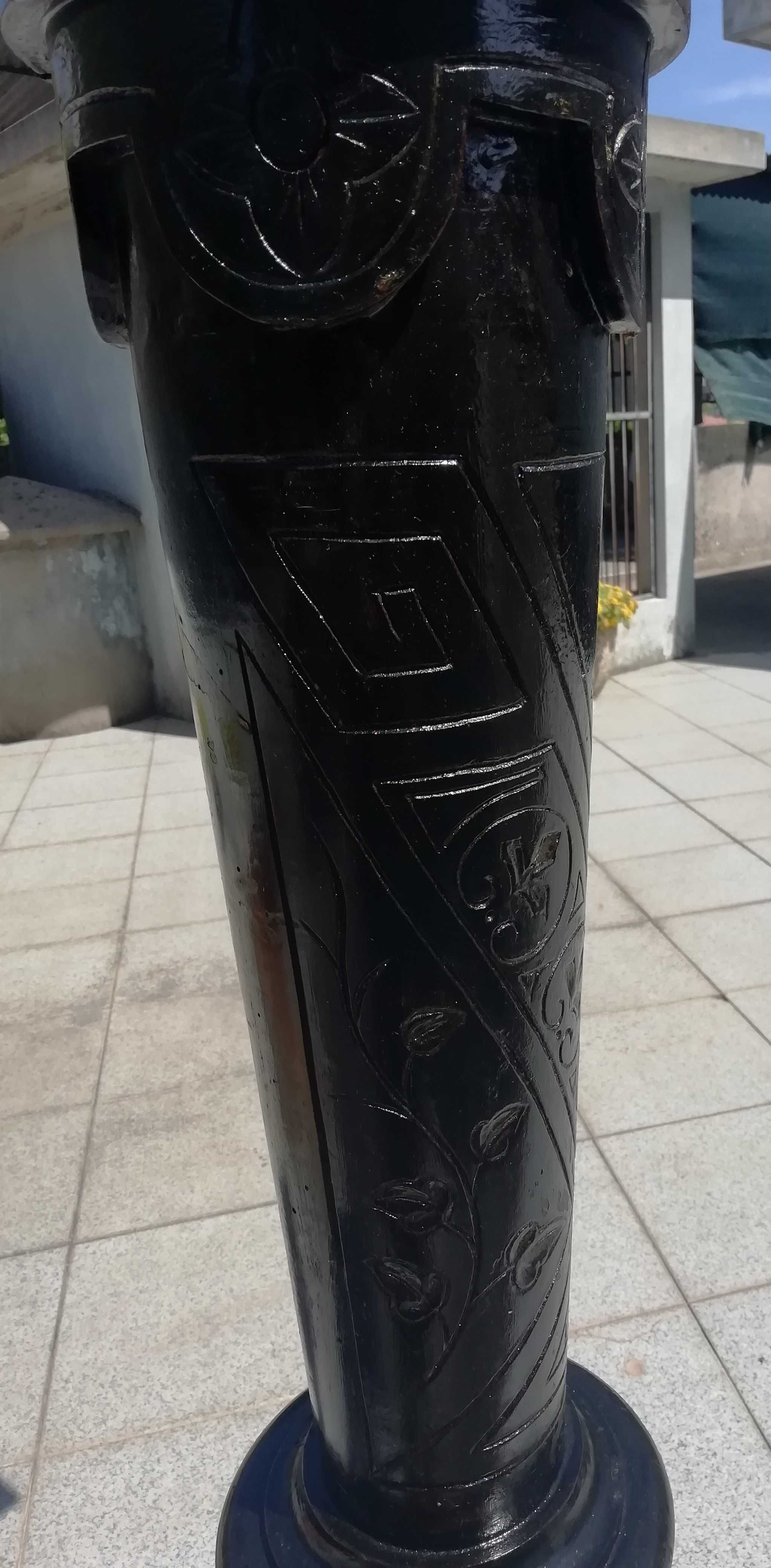 Coluna de madeira para estátuas/vasos