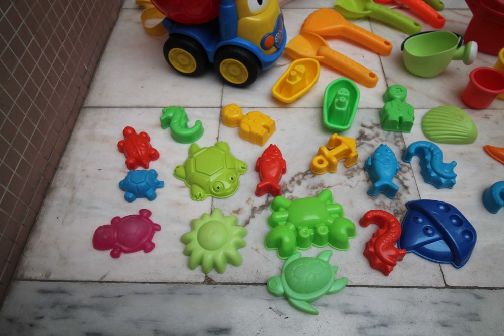 brinquedos praia criança
estão como novos