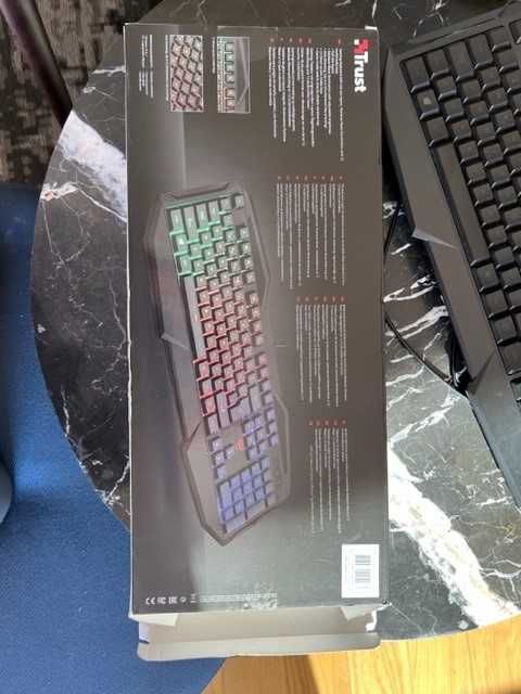 Teclado gaming AVONN com teclas iluminadas GXT 830RW com embalagem