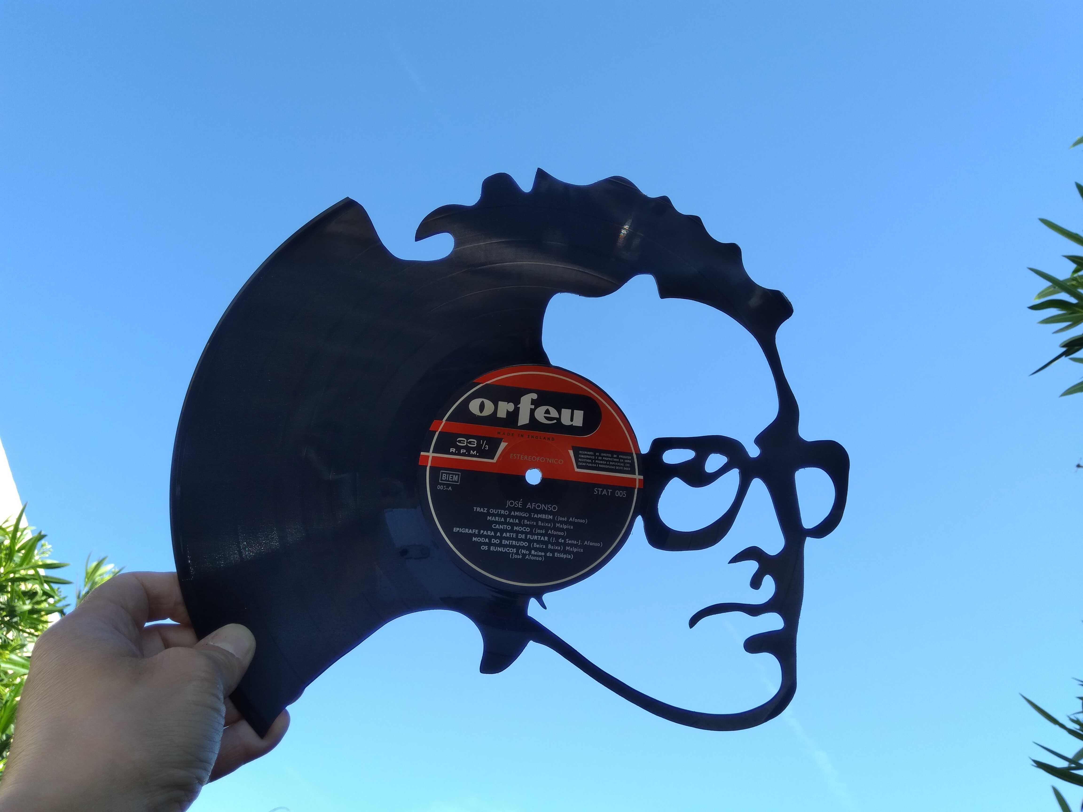 Silhueta decorativa Zeca Afonso feita de um disco de vinil LP