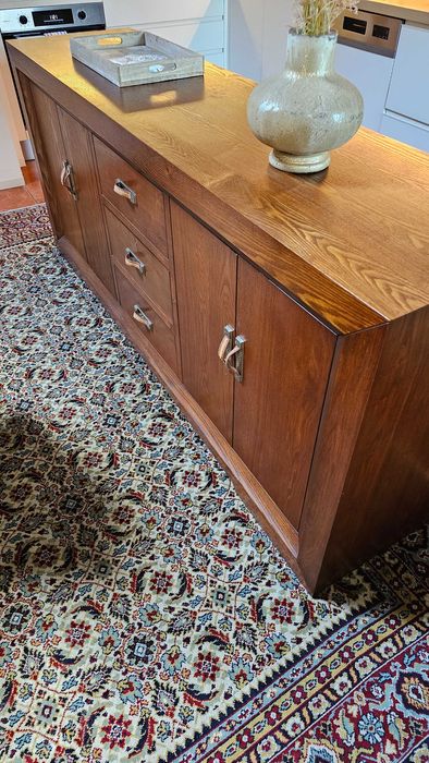 Aparador com bastante arrumação