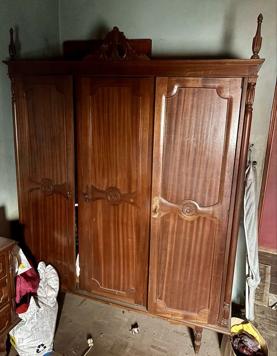 Roupeiro em madeira antiga