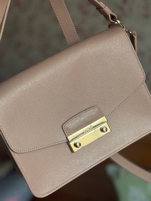Кожаная сумка Furla кроссбоди пудрового цвета