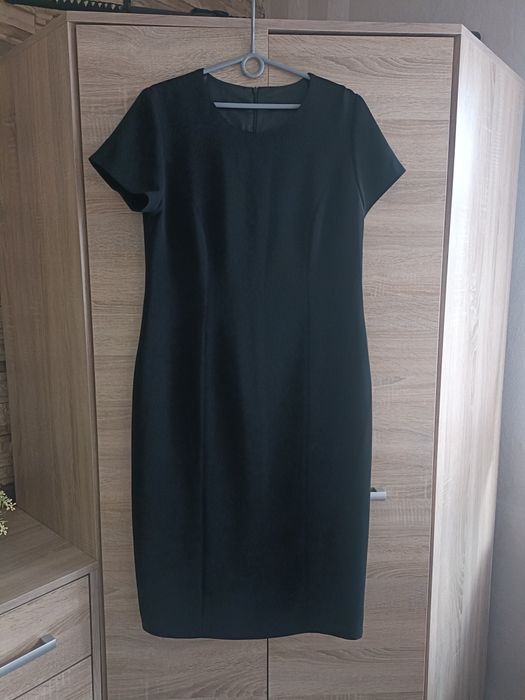 Elegancka klasyczna prosta czarna MIDI sukienka