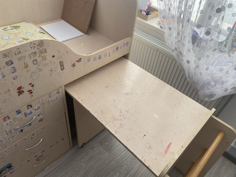 Ліжко дитяче з матрасом і стільчиком.