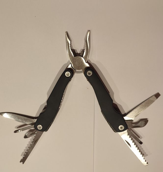 Новий мультітул, 9 в 1 , пласкогубці, кусачки, ніж , відкривачка...