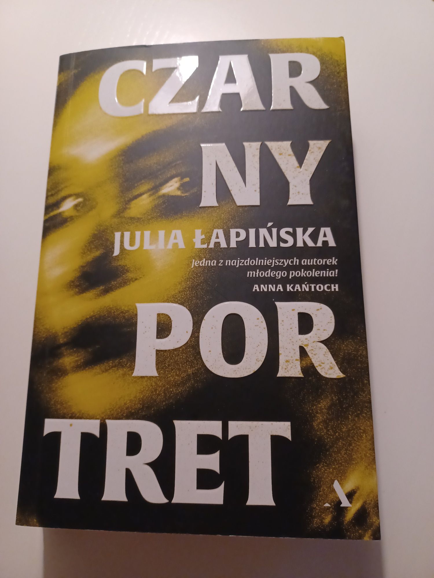 Czarny portret - Julia Łapińska (d)