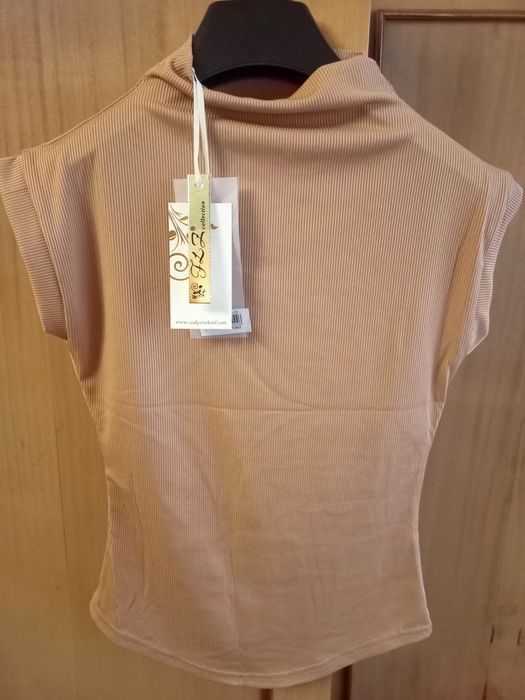 Безрукавка коричневая