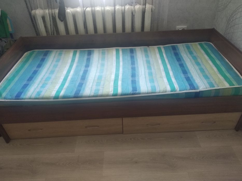 Продам односпальне ліжко з матрацом