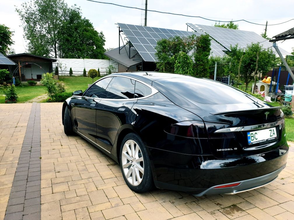 TESLA model S  P85