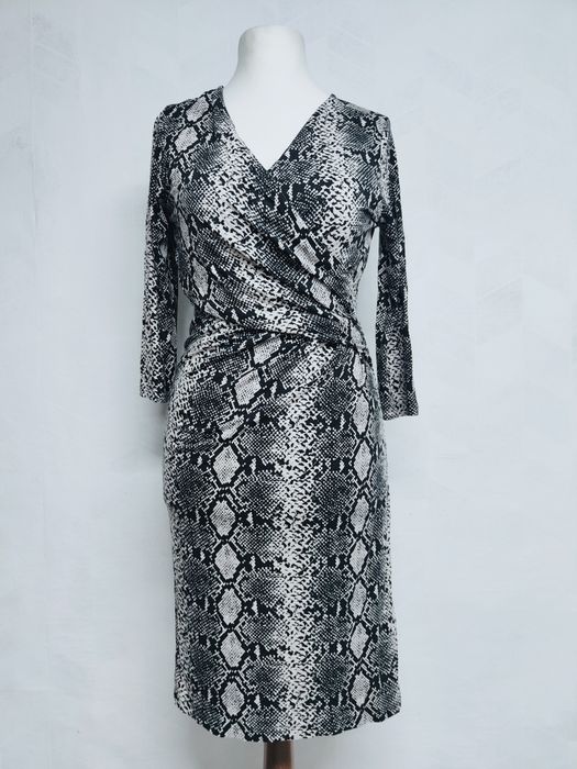 Śliczna sukienka z efektownym drapowaniem wężowy print midi viscose