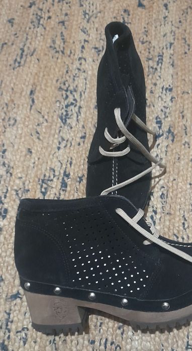 Botas pretas novas em pele 38