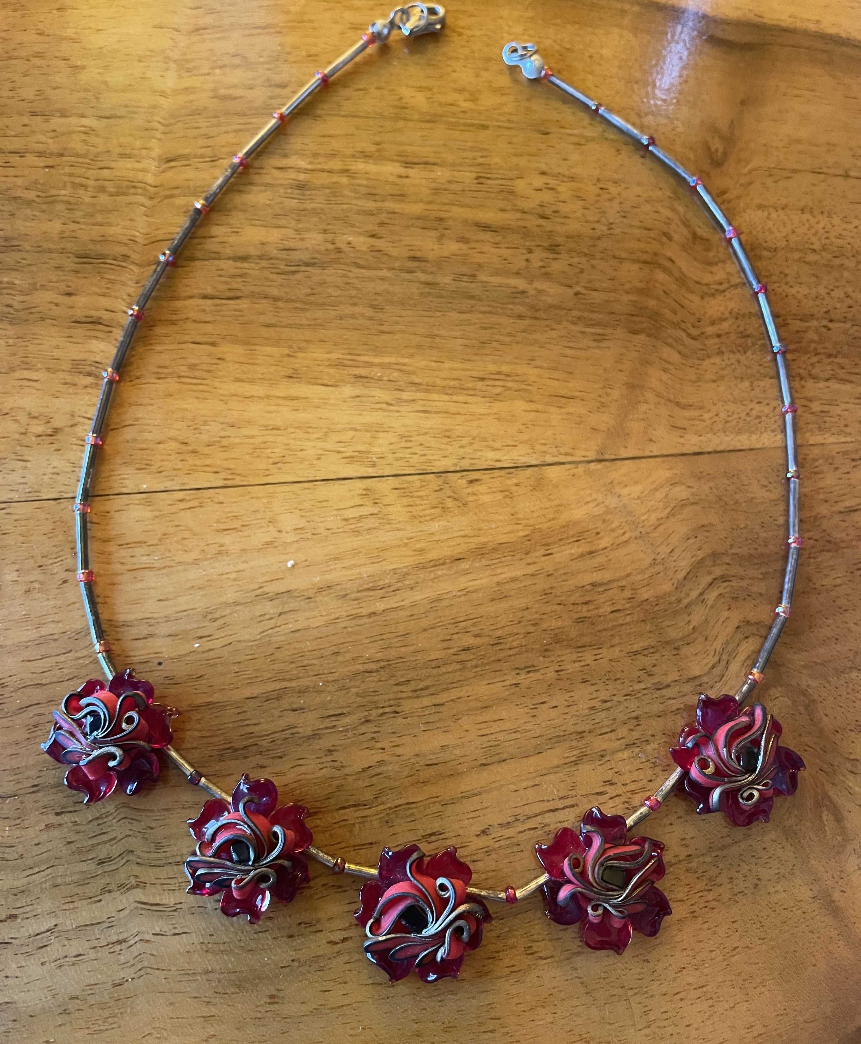 Naszyjnik srebrny z dekoracyjnymi kwiatkami