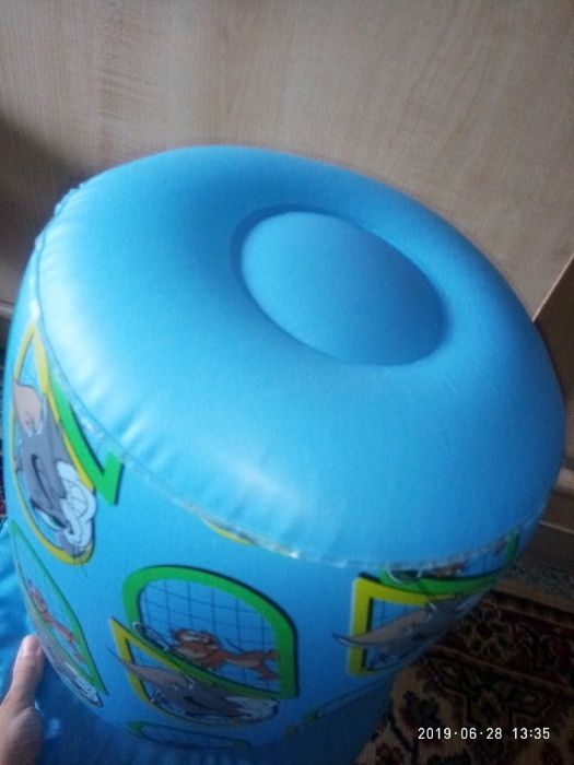 Столик для ребенка надувается,