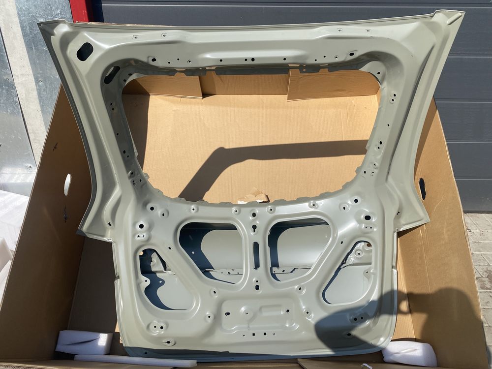 Крышка багажника Tesla Model Y