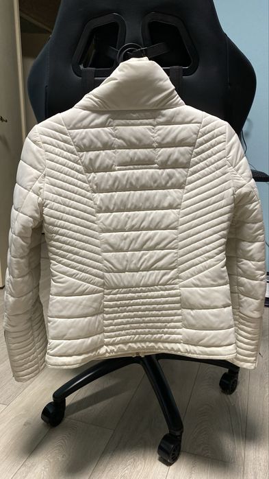 Стильна жіноча куртка S