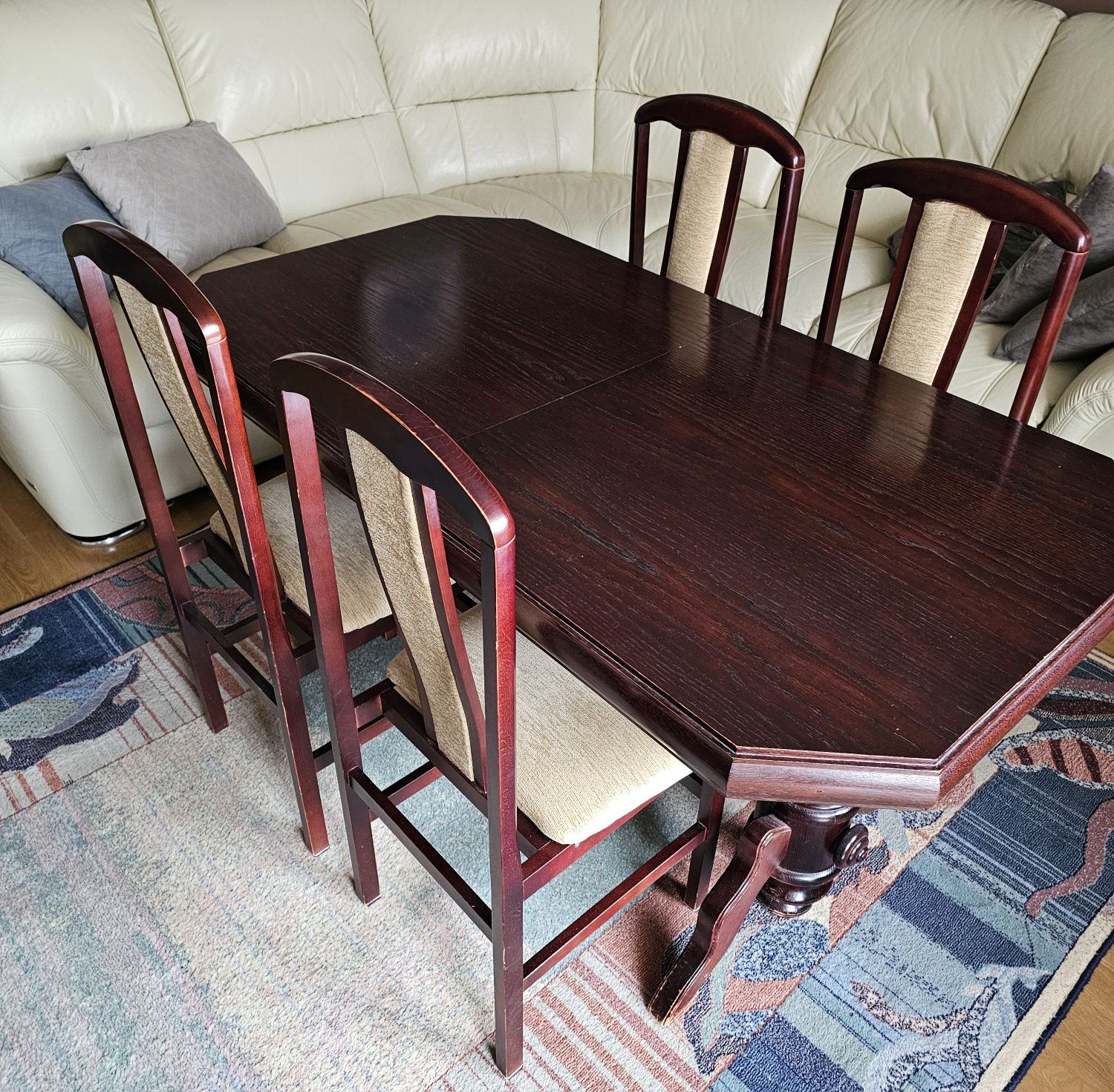 Stół drewniany rozkładany z krzesłami