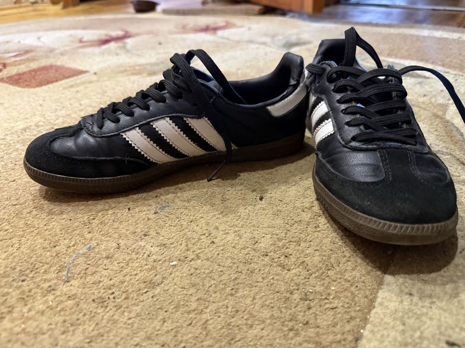 Футбольні бутси, кросівки adidas