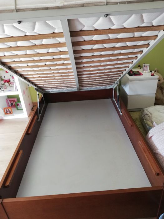 Cama com sistema elevatório