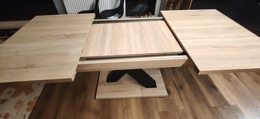 Stół do jadalni – dąb (okleina), czarna metalowa noga, rozkładany