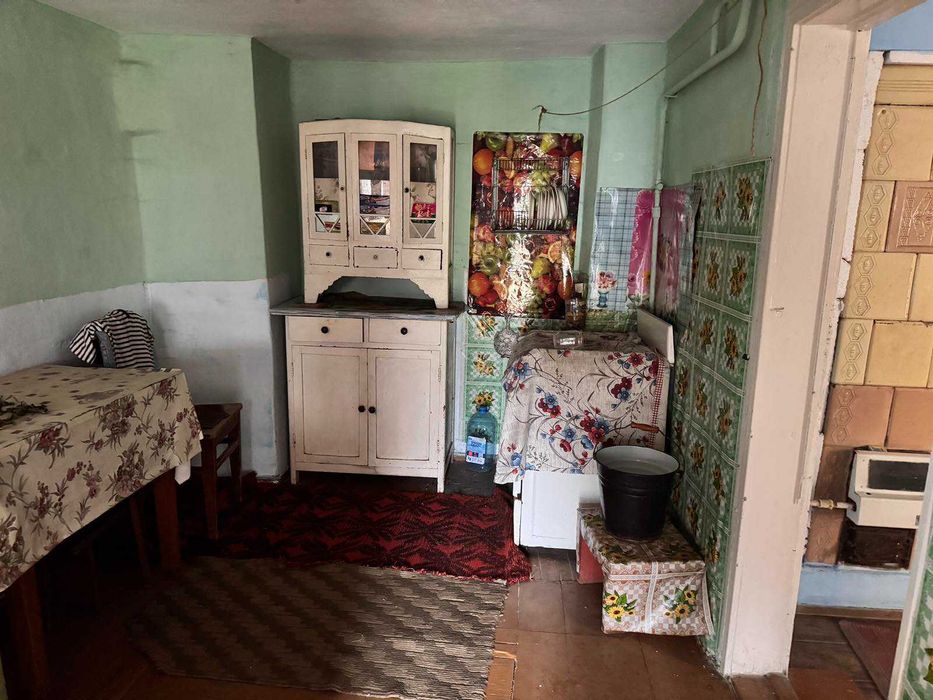 Частина будинку з ділянкою