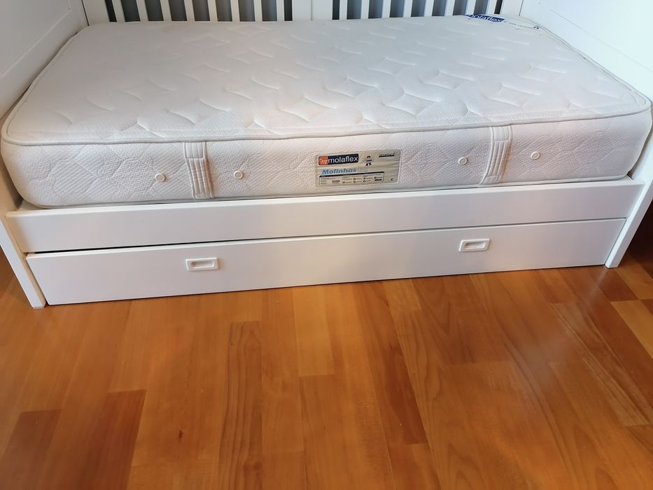 Cama solteiro com protecção lateral e colchão Molaflex - 1.80x1,10.