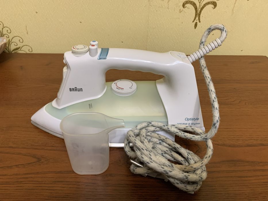 Утюг Braun OptiStyle 1400W с мерным стаканчиком