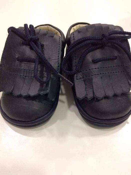 Sapatos de bebe com sola