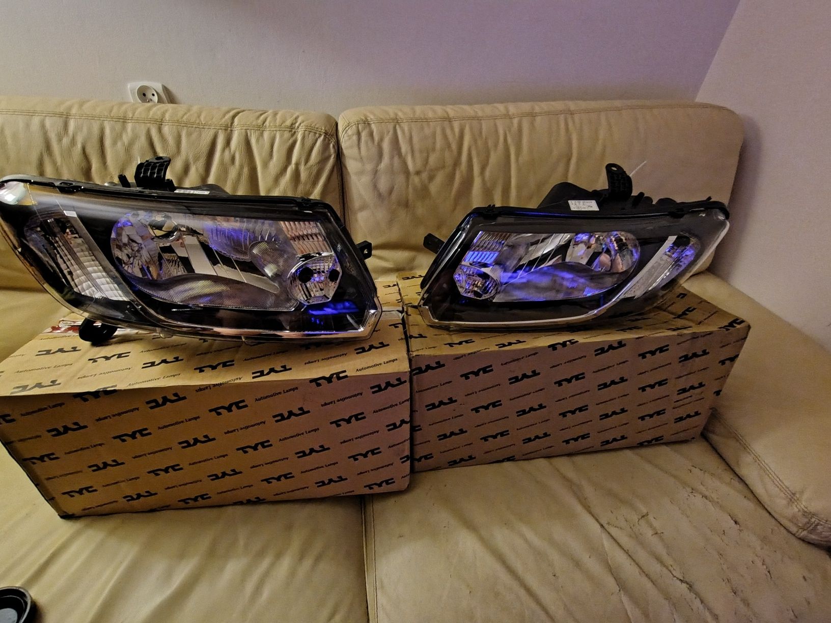 Lampy przednie Dacia Logan 2013r