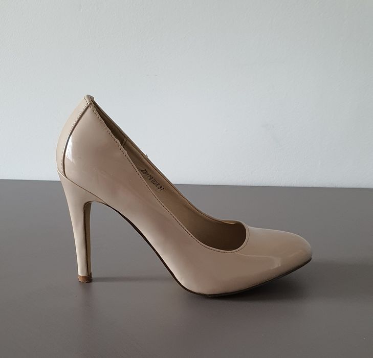 Beżowe lakierowane buty Reserved na obcasie r. 37