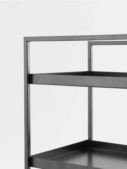 Metalowy regał z trzema półkami